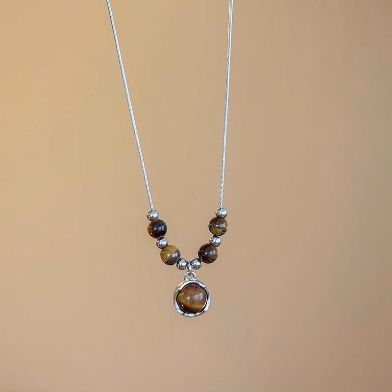 Women's Leather Tiger Eye Layered Necklace - Retro Double-Layer Choker Accessory with High-End Luxury Clavicle Chain.