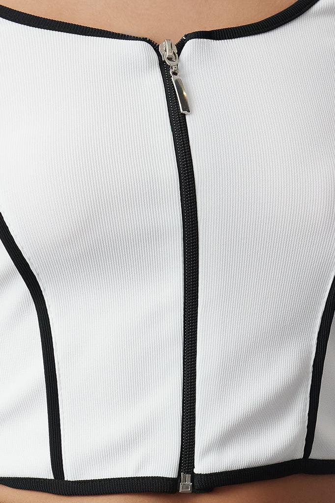 Women's Fashion White Contrast Piping Detailed Fitted Zipper Collar Stretchy Knitted Blouse