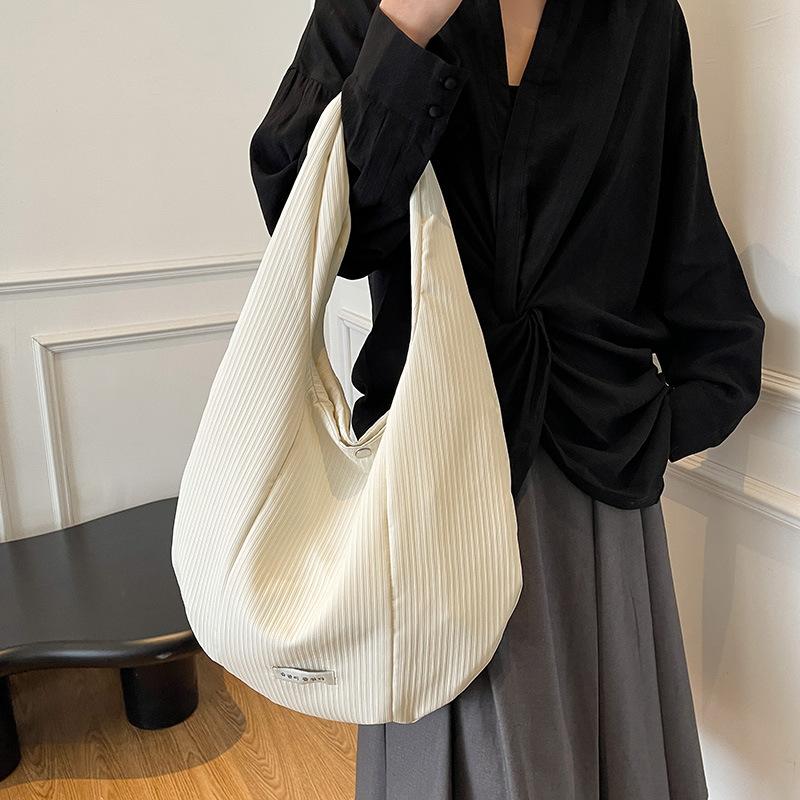 Niche casual bag women's 2025 new foreign style spring shoulder bag student commuting personality trend tote bag