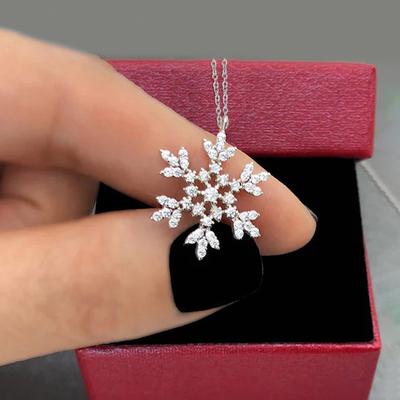 Snowflake Christmas New Year Necklace, Inlaid Zircon Pendant For Women, Exquisite And Shiny Fashion Jewelry.