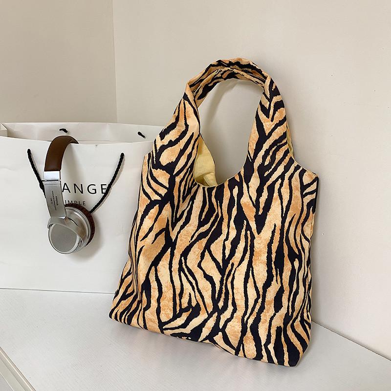 Trendy Chic Casual Tote Bag For Women Spacious Canvas Handbag With Unique Patterns