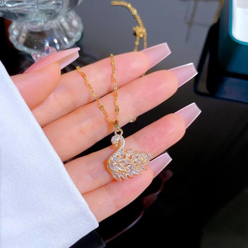 Neue Exquisite Vollkristall Rosa Schwan Anhänger Halskette für Damen Luxus Goldfarbe Edelstahl Halsband Korea Schmuck Farbecht