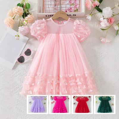 Handel zagraniczny specjalizuje się w popularnej letniej sukience babydoll z bufiastymi rękawami, trójwymiarowym motylem i siateczką, dodającej temperamentu