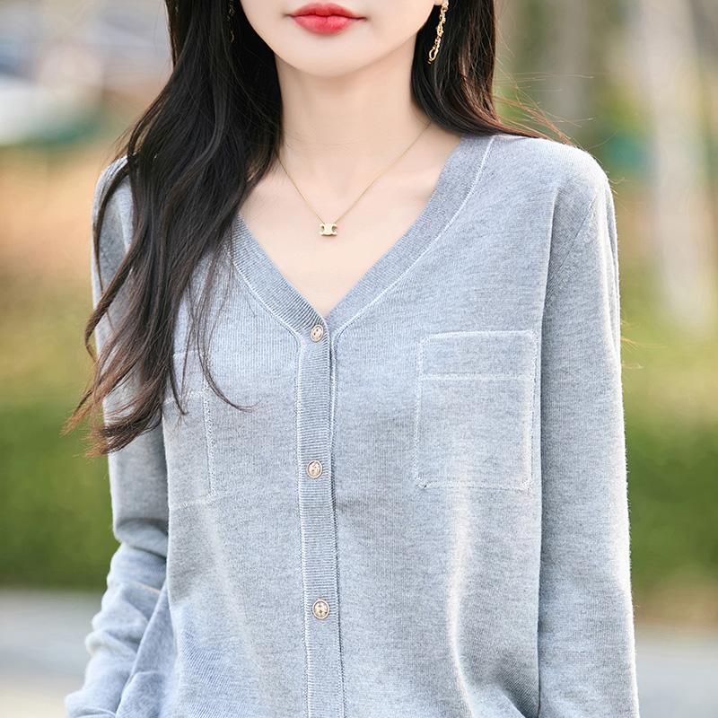 Damekardigan i lett 50% ull 50% morbærsilke - Allsidig strikkeplagg for alle årstider for komfort og stil hele året