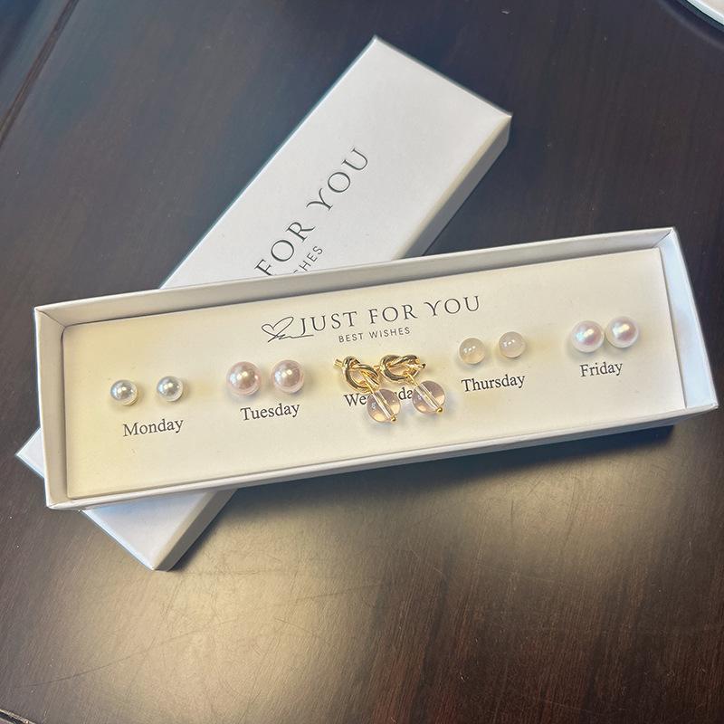 Tygodniowy Zestaw Kolczyków Sztyftów z Perłami Bez Powtórek - Francuski Retro, Prosta, Wszechstronna Biżuteria Modowa dla Kobiet
