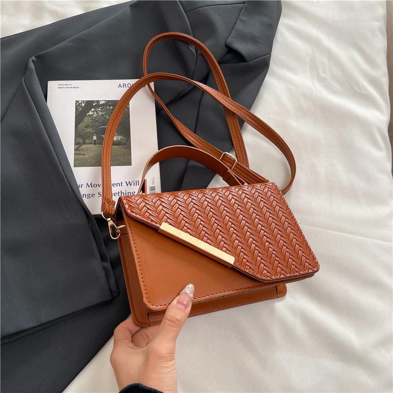 

New solid color textured small square bag popular diagonal iron edge handbag light luxury casual shoulder messenger bag female black коричневий