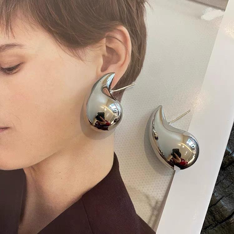 

ins metal cold wind stud earrings, water drop earrings for women, European and American niche design, high-end retro ear jewelry for women