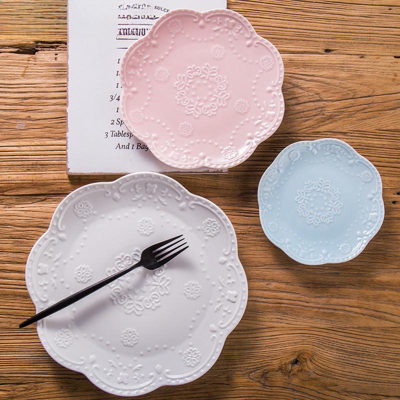 Europäische Keramikglasur Western Dish Runde Spitze Geprägte Kuchen Snack Käseplatten Flache Platte Beilagenteller Buffet Tablett