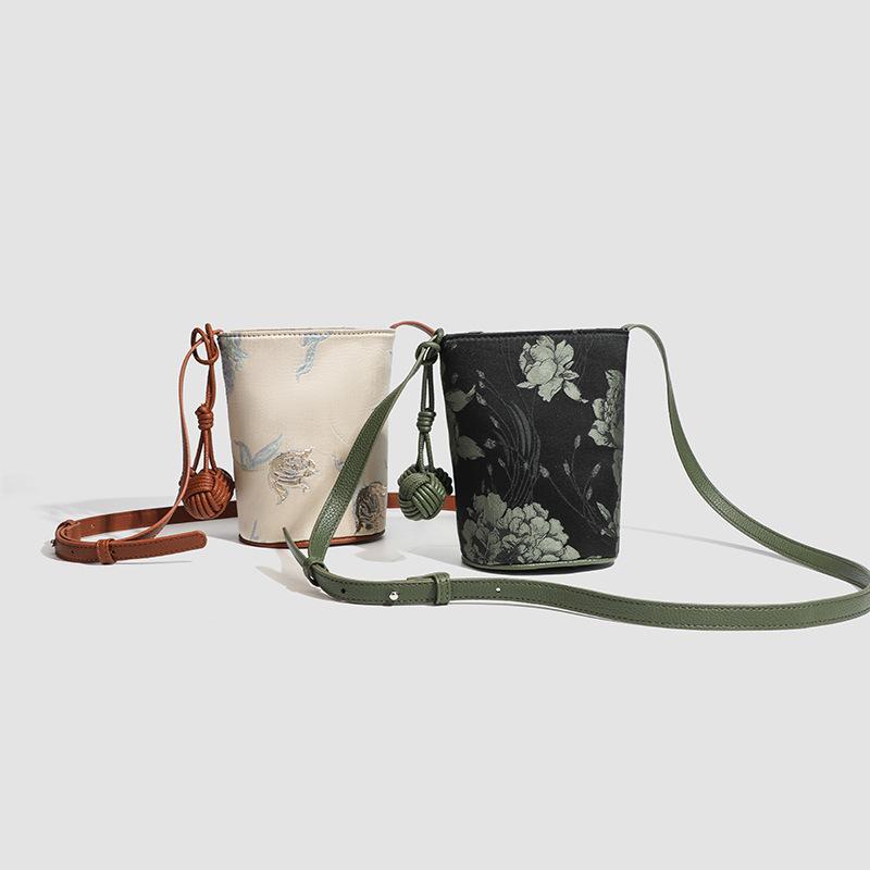 Casual Niche and Versatile Single-shoulder Crossbody Bag Commuting Bucket Bag and Versatile Phone Bag