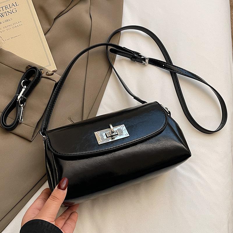 Popular hot-selling Korean version of casual simple style solid color pillow bag women's commuting versatile texture oil wax leather messenger bag