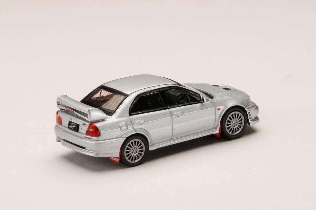 Mitsubishi Lancer GSR Evolution 6 1999 s bahnem satelitní stříbrná 1/64 (CP9A) klapky,