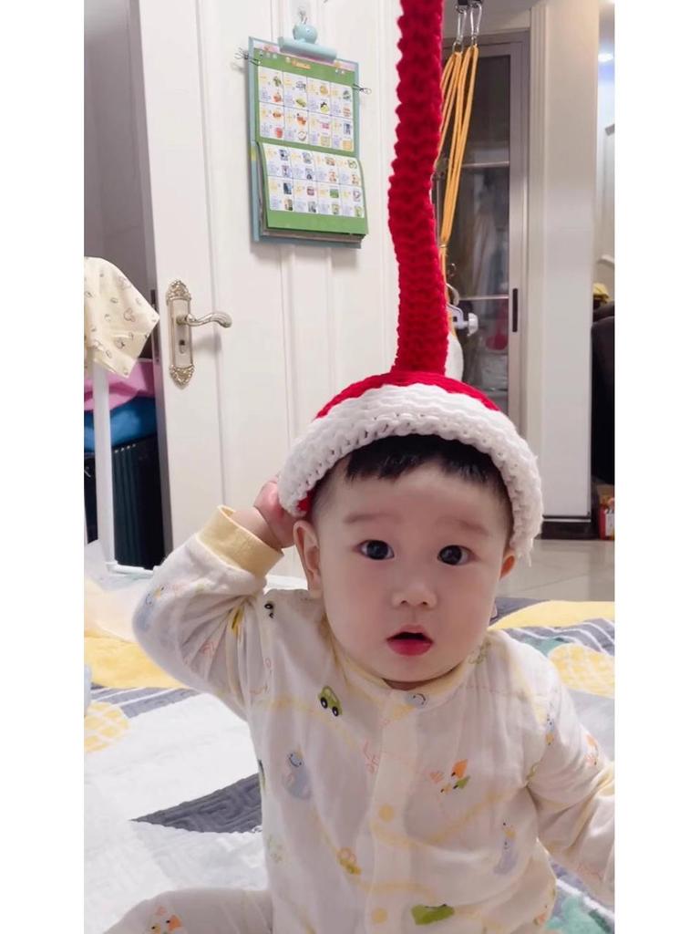 Infant Christmas Knit Photography Hat - Red Long-Tail Styling for Newborn and Children's Photos