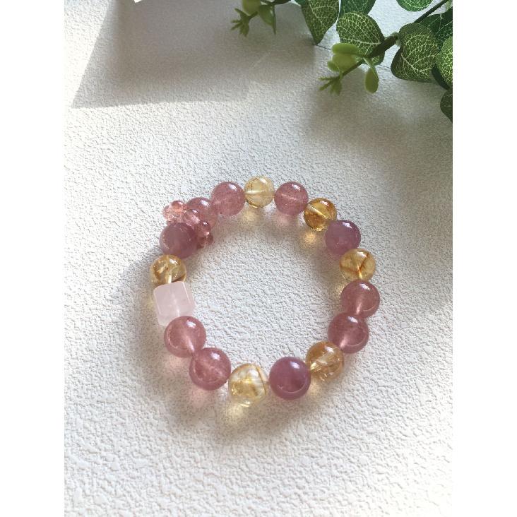 

Hua Mulan s original natural strawberry crystal and yellow tower crystal design bracelet is a fashionable and exquisite women s accessory 【Hua Mulan】Strawberry