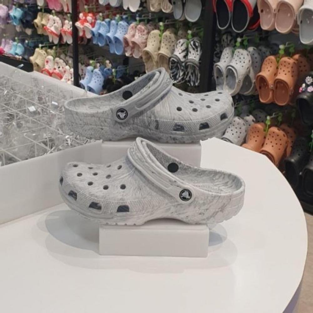 

Crocs Classic Watercolor Marble Clog 21 Grey/M4W6 (230)