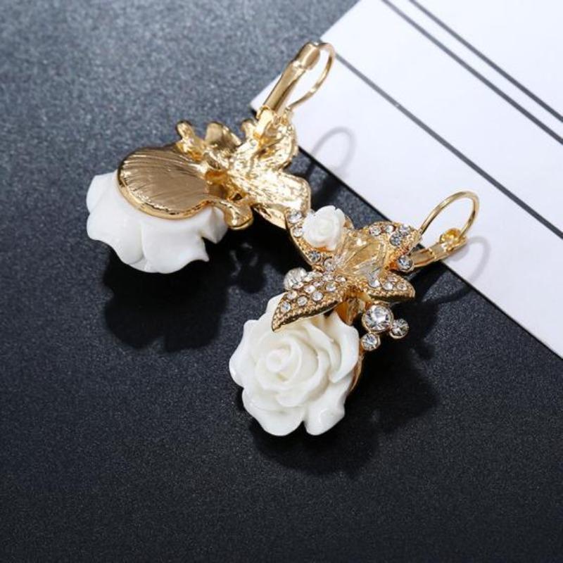 Orecchini eleganti con decorazione vintage lucida