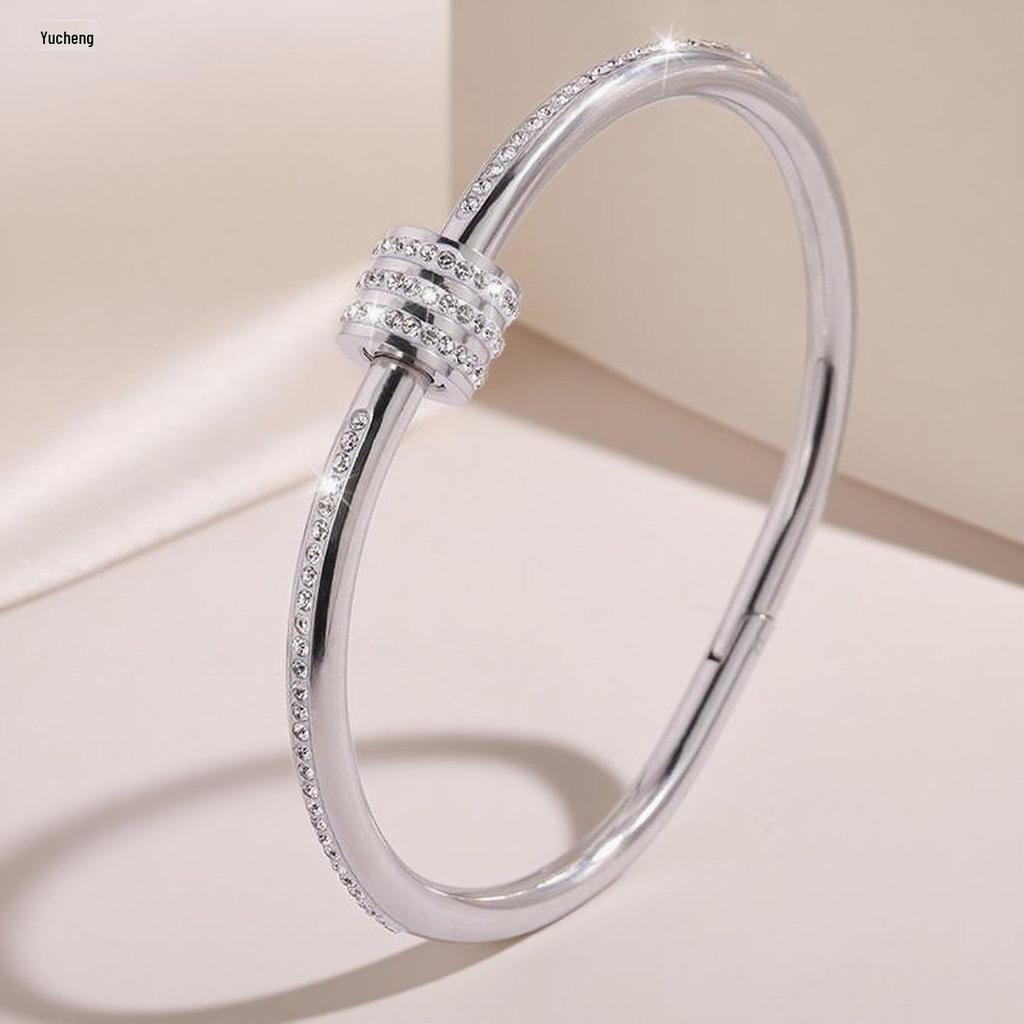 Women's Colorfast Stainless Steel Bracelet with Diamond Inlay, Exquisite High-End Design, Slim Waist, Titanium Steel.
