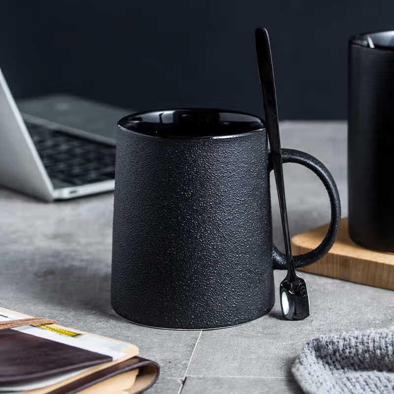 

380 мл Черная коническая керамическая кружка с крышкой и ложкой