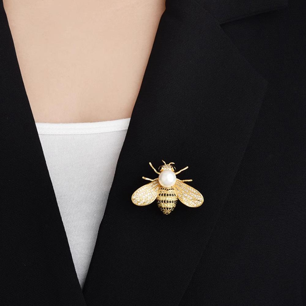 2026 Bee Brooch Female High-end Corsage Korean Luxury Temperament Badge Decorative Pin Creative Versatile Clothes Accessories