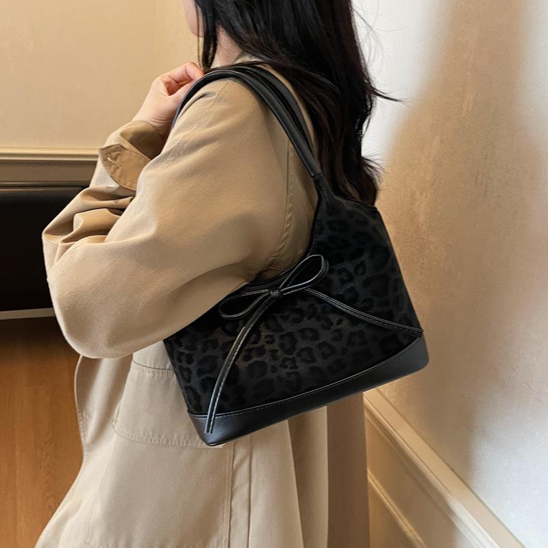 Large capacity leopard print bag women's autumn and winter underarm shoulder bag college student commuting tide tote bag