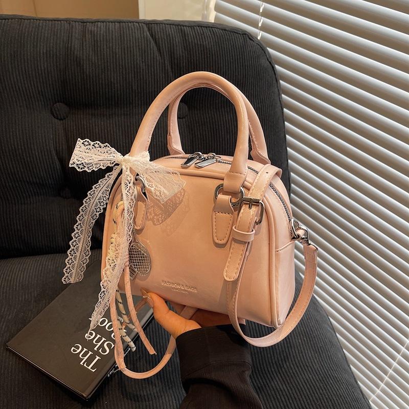 High-end niche bag women's new spring and summer fashion versatile messenger bag casual portable pillow bag