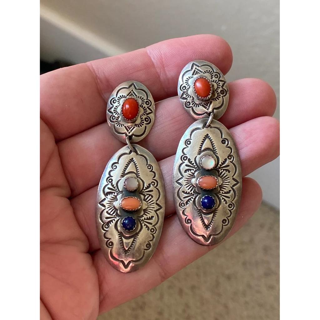 Etniczne kolor srebrny owalny wzór rzeźbiony wiszące kolczyki dla kobiet w stylu Vintage inkrustowane kolorowymi kamieniami kolczyki biżuteria