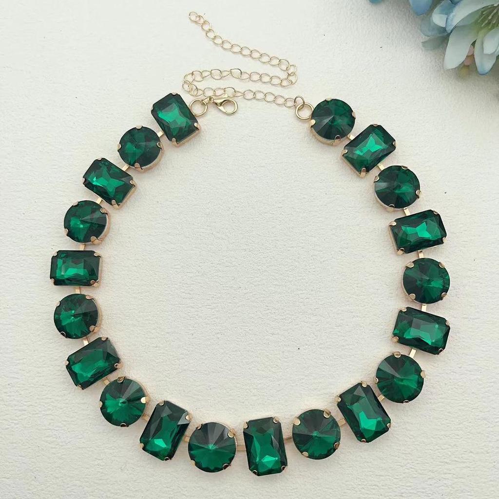 Halskette aus unregelmäßigen Kristall-Edelsteinen in gemischten Farben - Bestseller Rechteckiger & Runder Choker