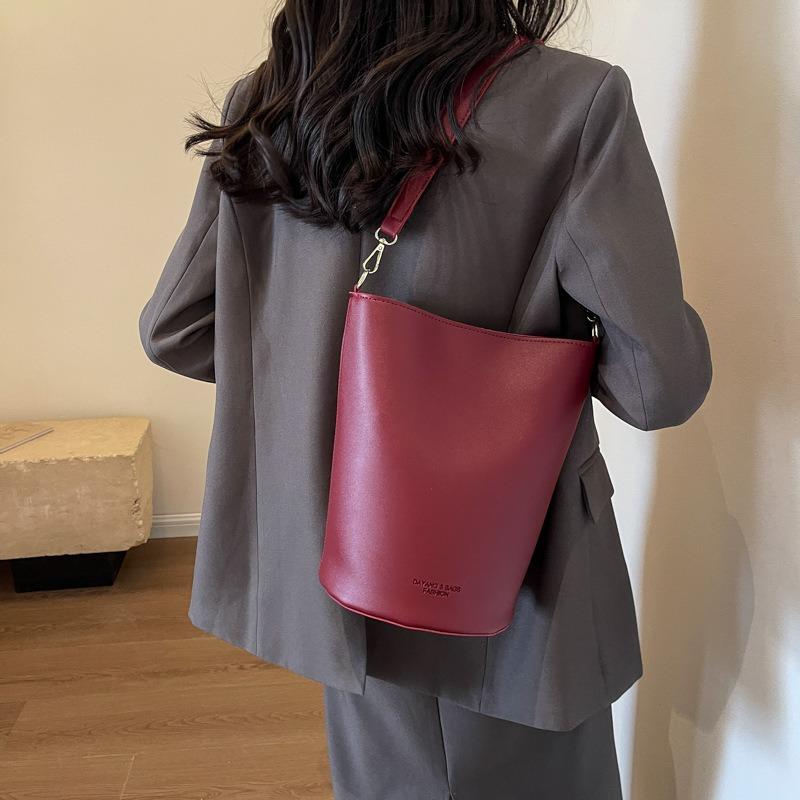 Wysokiej jakości mała torba damska na wiosnę uniwersalna 2024 nowa modna torba crossbody popularna damska przenośna torba typu bucket