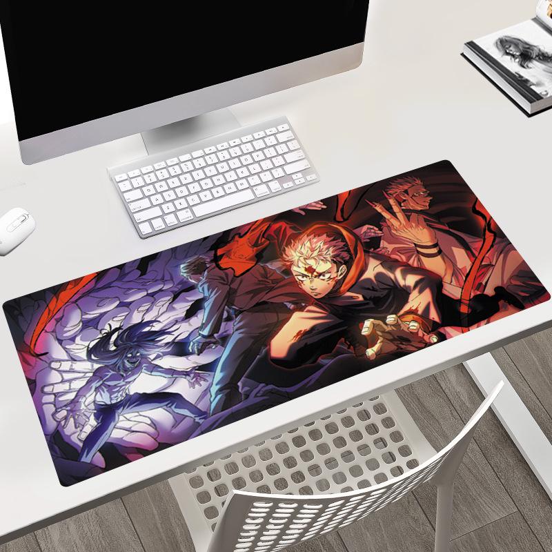 Tapis de bureau Jujutsu Kaisen 40x90x0.3CM avec les personnages Gojo, Yuji et Megumi.