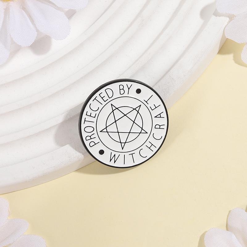 Verlorene Zivilisation Hexerei Emaille Pins Custom GESCHÜTZT DURCH HEXEREI Broschen Reversabzeichen Kleidungsschmuck Geschenk für Freunde