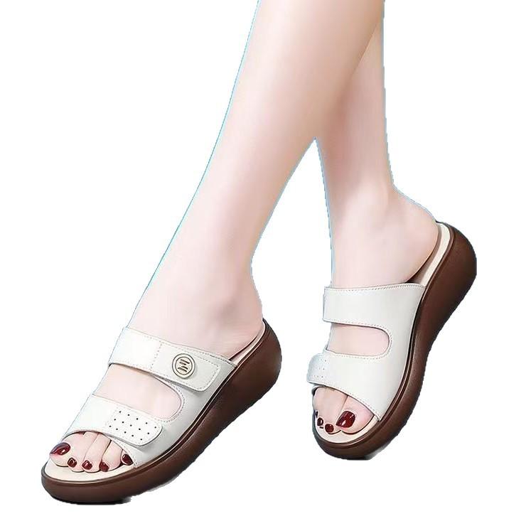 Sommer 2025 neue einwortige Strand-Schlappen Koreanische Version mit dicker Sohle Strand-Cool-Slipper vielseitige weichsohlige Sandalen in großen Größen