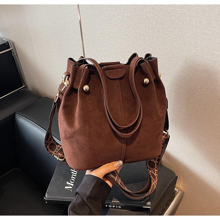 Korean High-End Versatile Bucket Bag, Spring/Summer 2026 Edition: Wide Strap Single Shoulder Crossbody Women's Handbag
