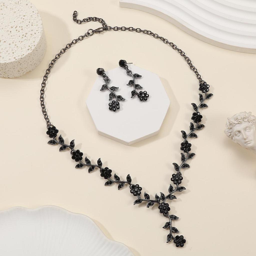 European & American Vintage Plum Blossom Necklace Set with Colored Diamonds