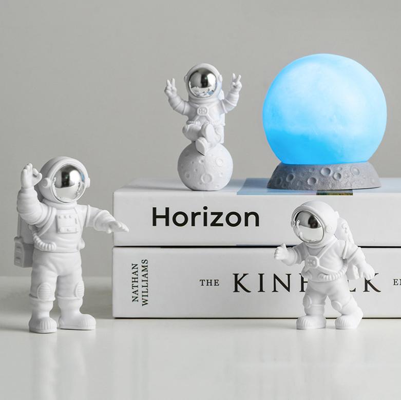 

Орнамент в виде астронавта Желтая луна Освещение офиса Винный холодильник Украшения Современный астронавт Настольные украшения Моделирование