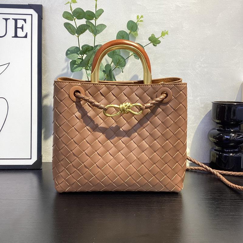 2025 Neue handgewebte Tasche Holzgriff Metallseil-Schnalle Tragetasche Retro Premium Schulter-Umhängetasche Damen