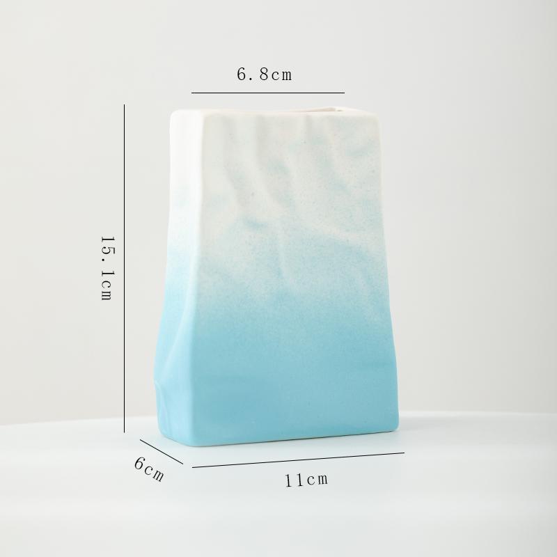 Skandynawski biały ceramiczny wazon na suszone lub świeże kompozycje kwiatowe w wystroju salonu