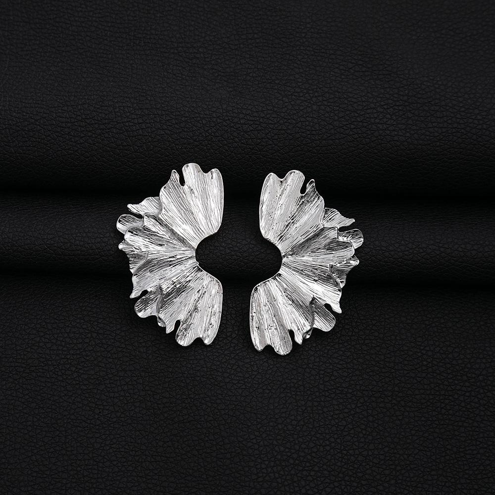 Exquisite Retro Leaf Floral Earrings: Elegant, Luxurious Design for a Sophisticated Look