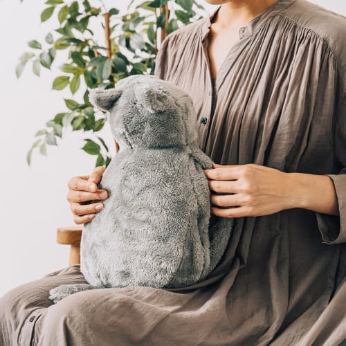 This cat hot water bottle, a cat-shaped, heat-storing hot water bottle, is designed to look like a cat. It's a cute, eco-friendly gift and comes with