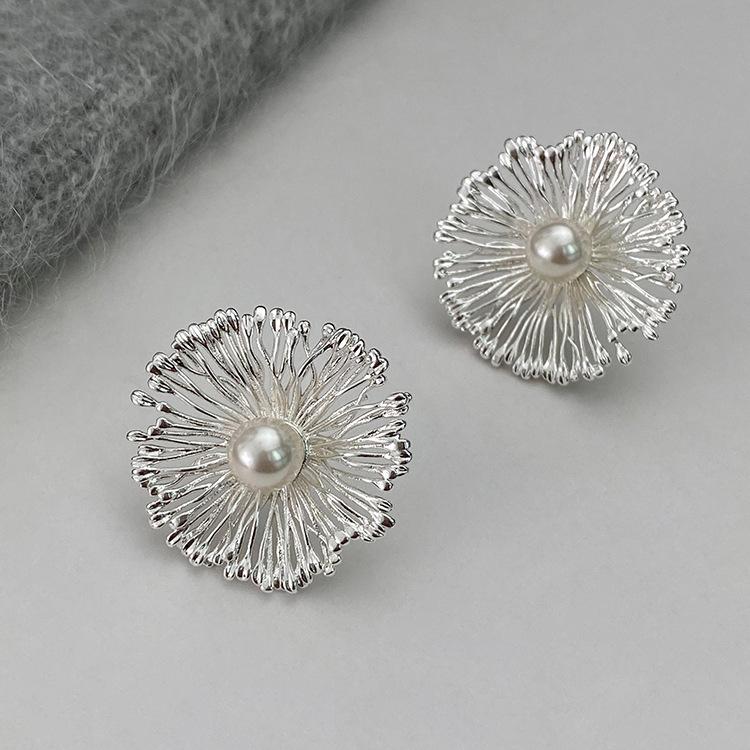 Retro Floral Fashion Earrings Personalized Cool Wind Exaggerated Light Luxury High-end Sense Women's Dainty Daily Wear Earrings