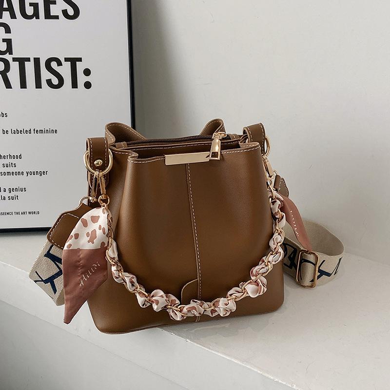 

Premium texture bucket bag women s versatile design sense simple new fashion messenger bag niche commuter shoulder bag коричневий