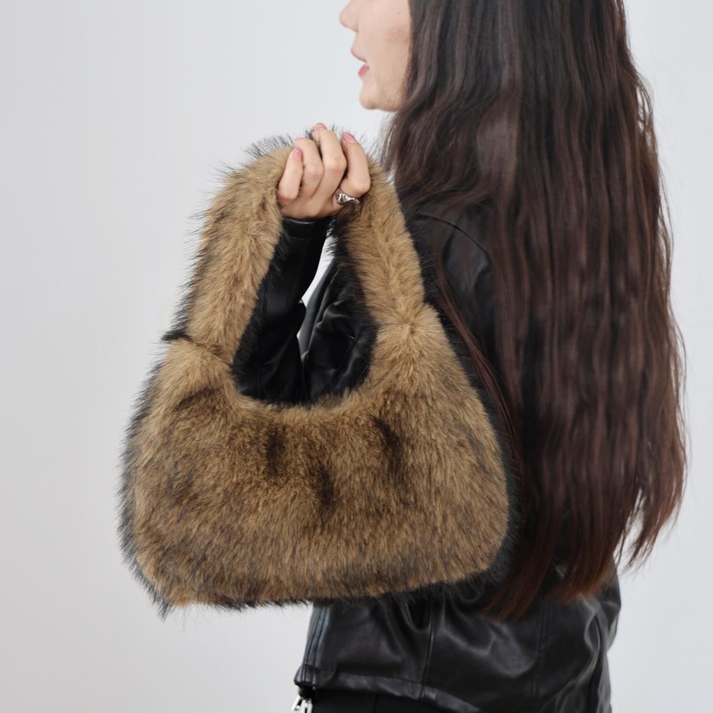 Autumn Winter New Faux Raccoon Fur Fluffy Handbag Women's Fashion Shoulder Bag Clutch Small Square Bag Soft Comfortable Versatile