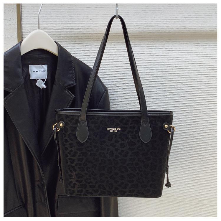 

Korean version of foreign style leopard print bag women s 2025 new retro large-capacity tote bag fashion casual commuter armpit bag чёрный