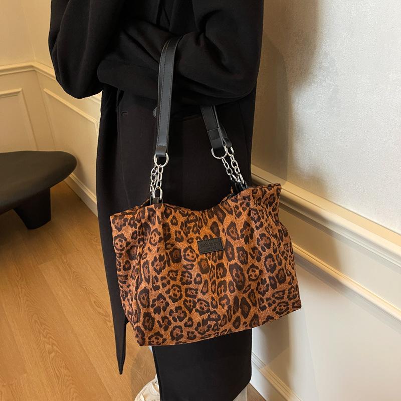 

Осенняя ретро сумка-багет с леопардовым принтом большой вместимости, женская новая универсальная сумка-мессенджер 2025, повседневная плечевая сумка-тоут коричневый