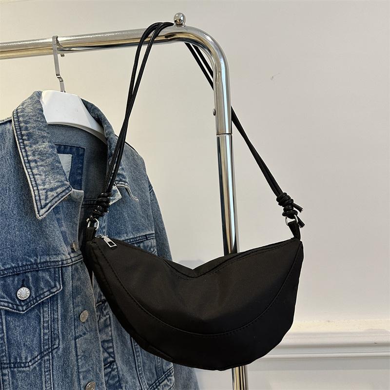 

Нишевая нейлоновая тканевая сумка-пельмень женская 2025 новая повседневная спортивная сумка-мессенджер модная универсальная сумка-круассан сумка-полумесяц чёрный