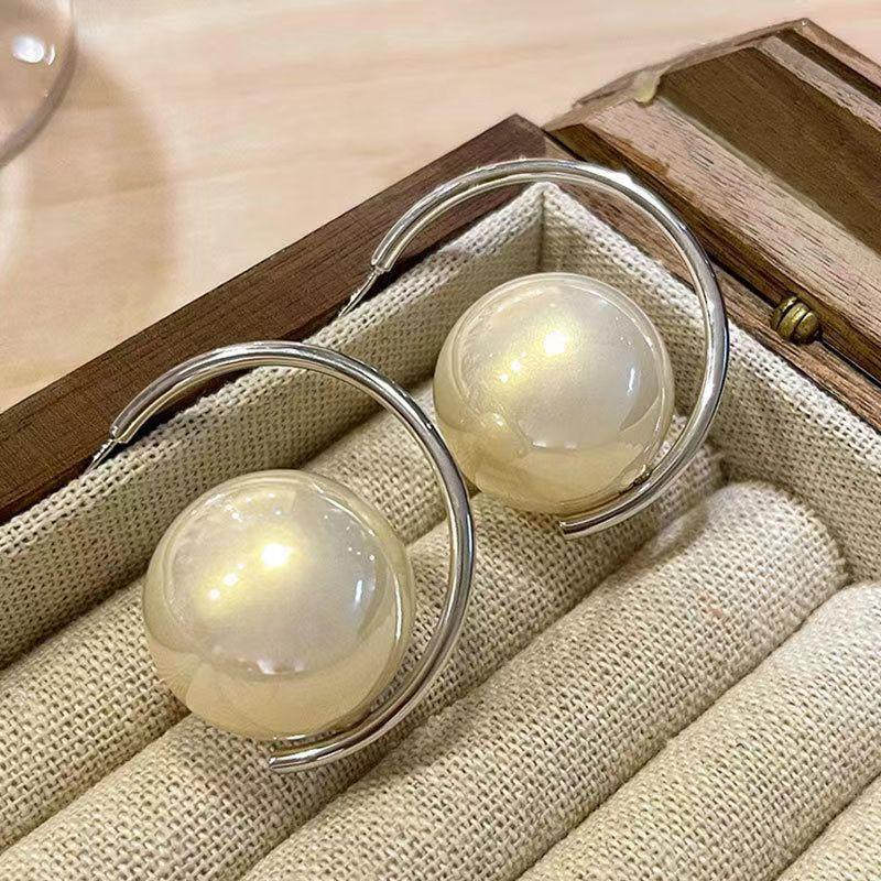 أقراط دائرية أنيقة ومميزة من الكريستال، أقراط خفيفة الوزن وفاخرة، أقراط فريدة ومتعددة الاستخدامات