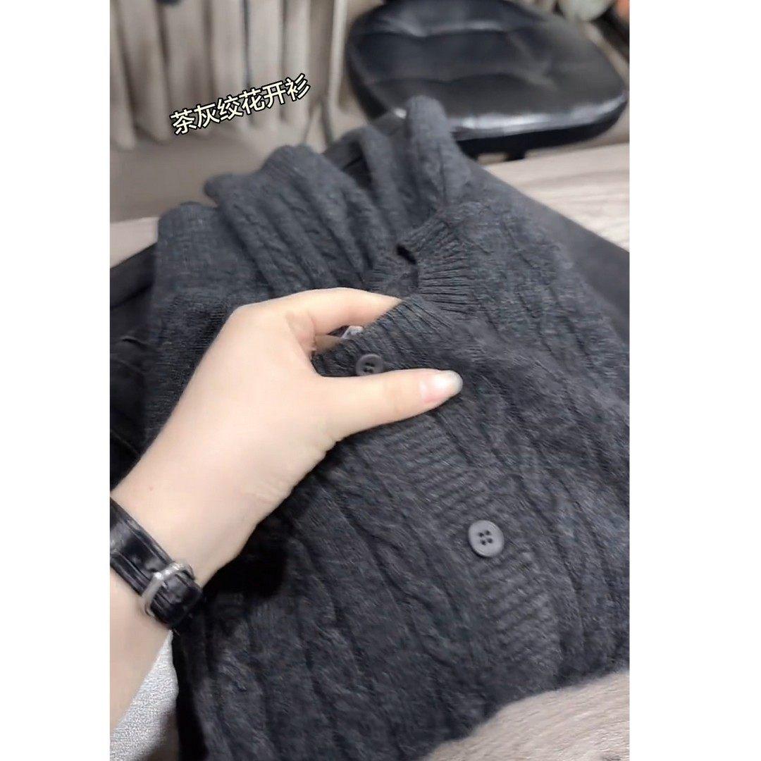 

2026 Women s Winter Slimming Grey Cable Knit Cardigan Set - Stylish Age-Reducing Round Neck Sweater XL (for 115-125 lbs)