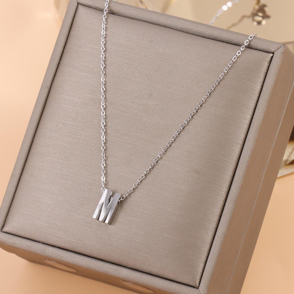 Vlastní tenký řetízek s přívěskem 26 písmen Titanový náramek – Elegantní, Odolný, Všestranný doplněk