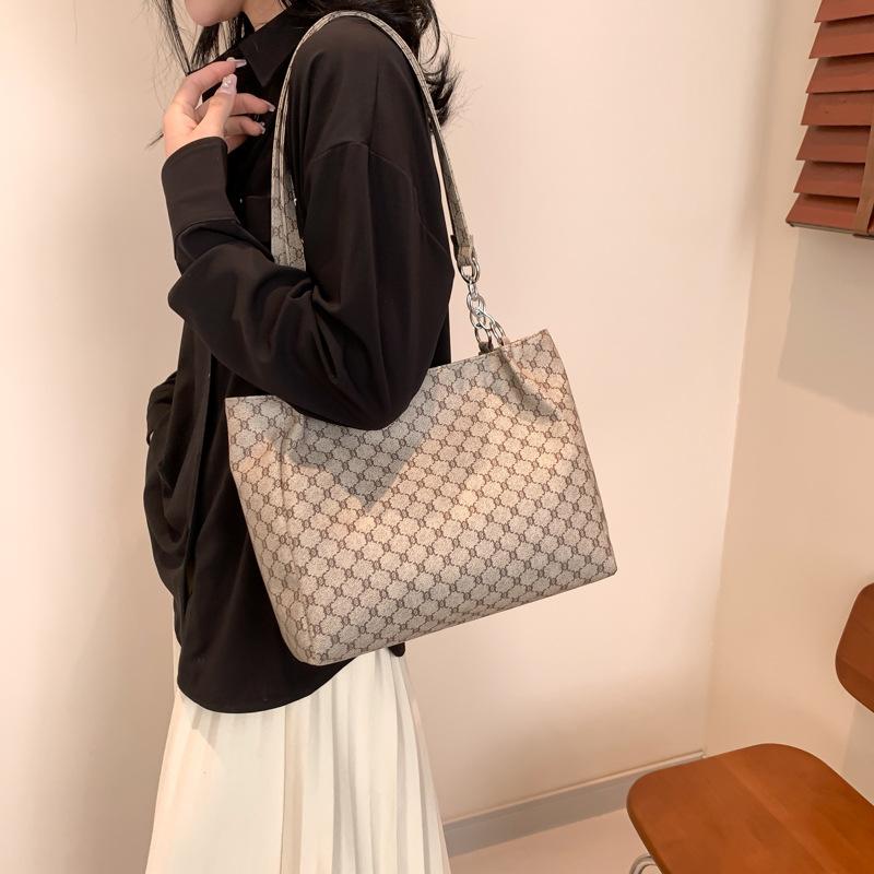 Large Capacity Bag Tote Women's Bag High-end and Fashionable Retro New Shoulder Bag New Casual Commuter Bag