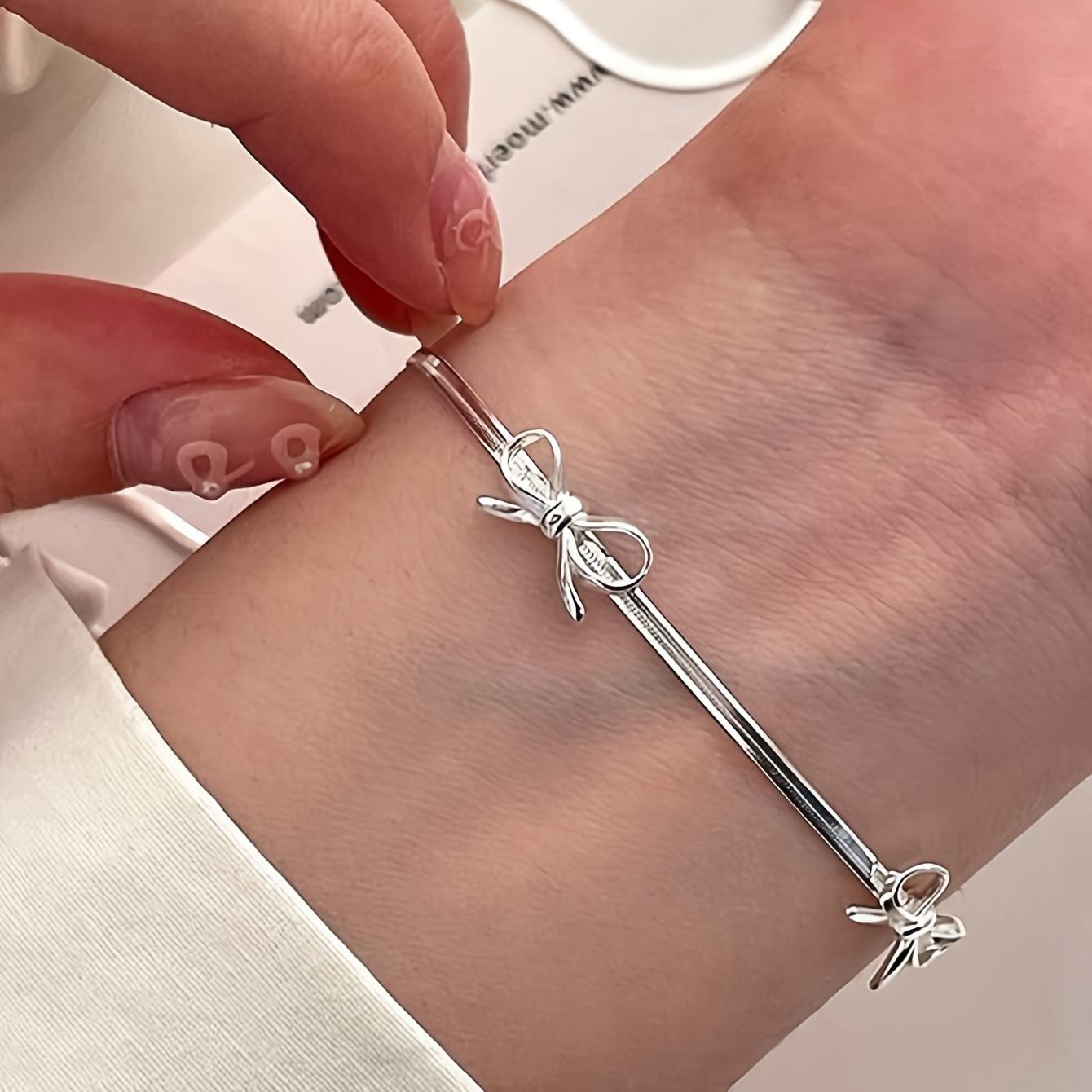 

Модный браслет с бантом-бабочкой, подходит для повседневной носки, вечеринок и музыкальных фестивалей, идеальный подарок на день рождения или годовщину.