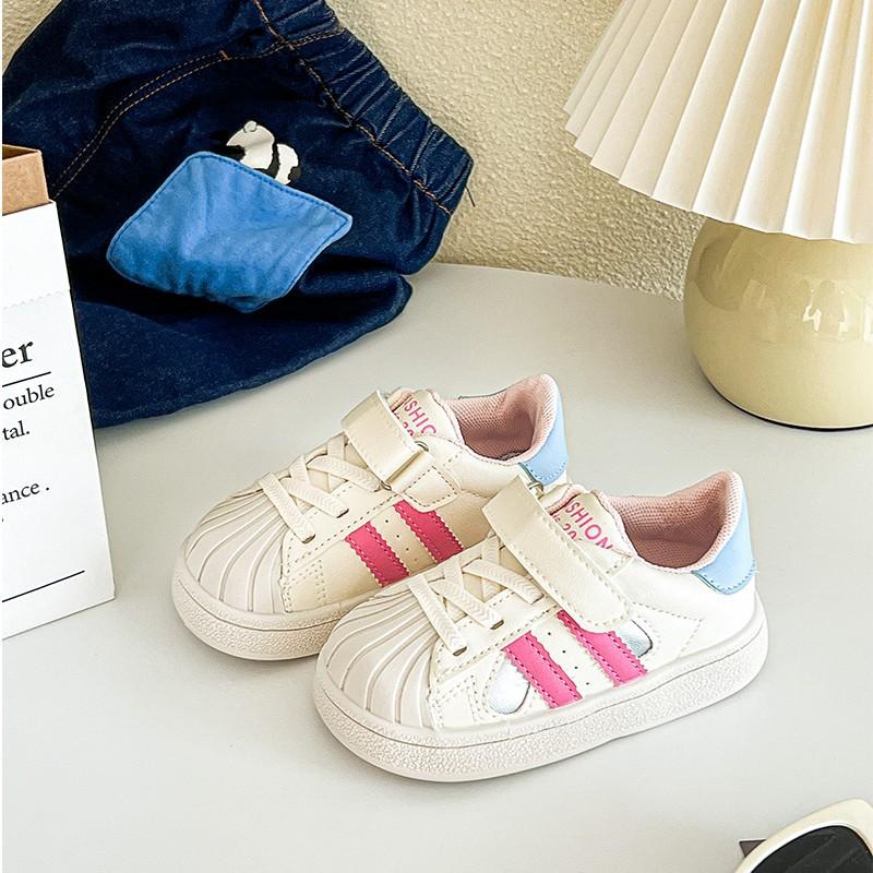 Children's board shoes 2025 spring and autumn new girls non-slip sports shoes medium and small children shell head shoes fashionable boys soft sole