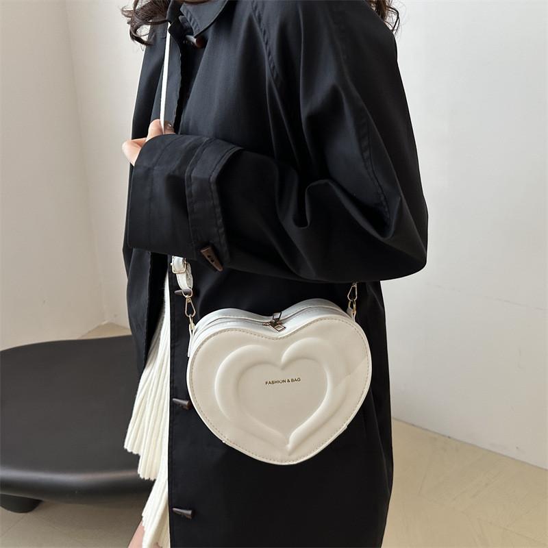 Chic And Modern Simple Heart Printed Crossbody Bag In Vibrant Colors For Everyday Use